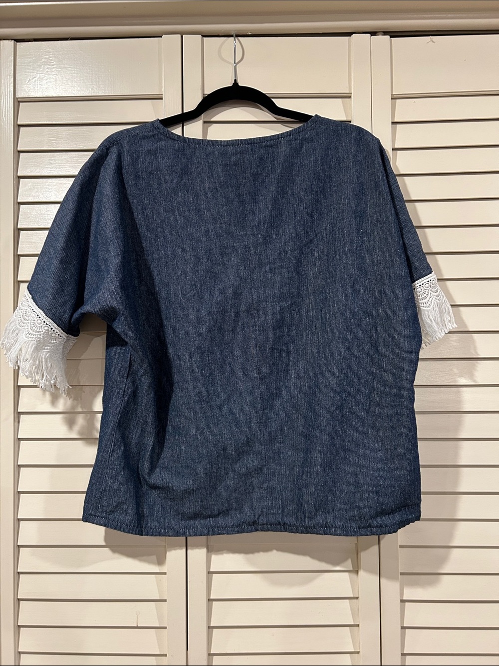 Denim-Look Top with White Lace Fringe Sleeves Size L - Picture 4 of 4
